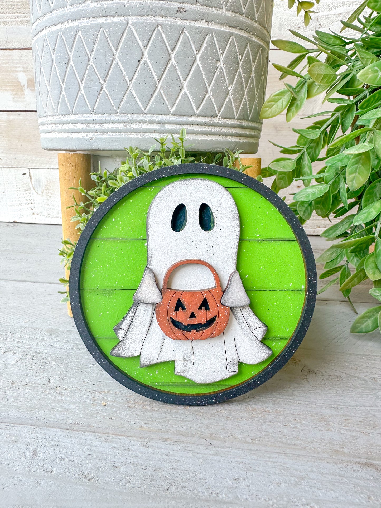 Mini ghost shelf sitter W/ Easel