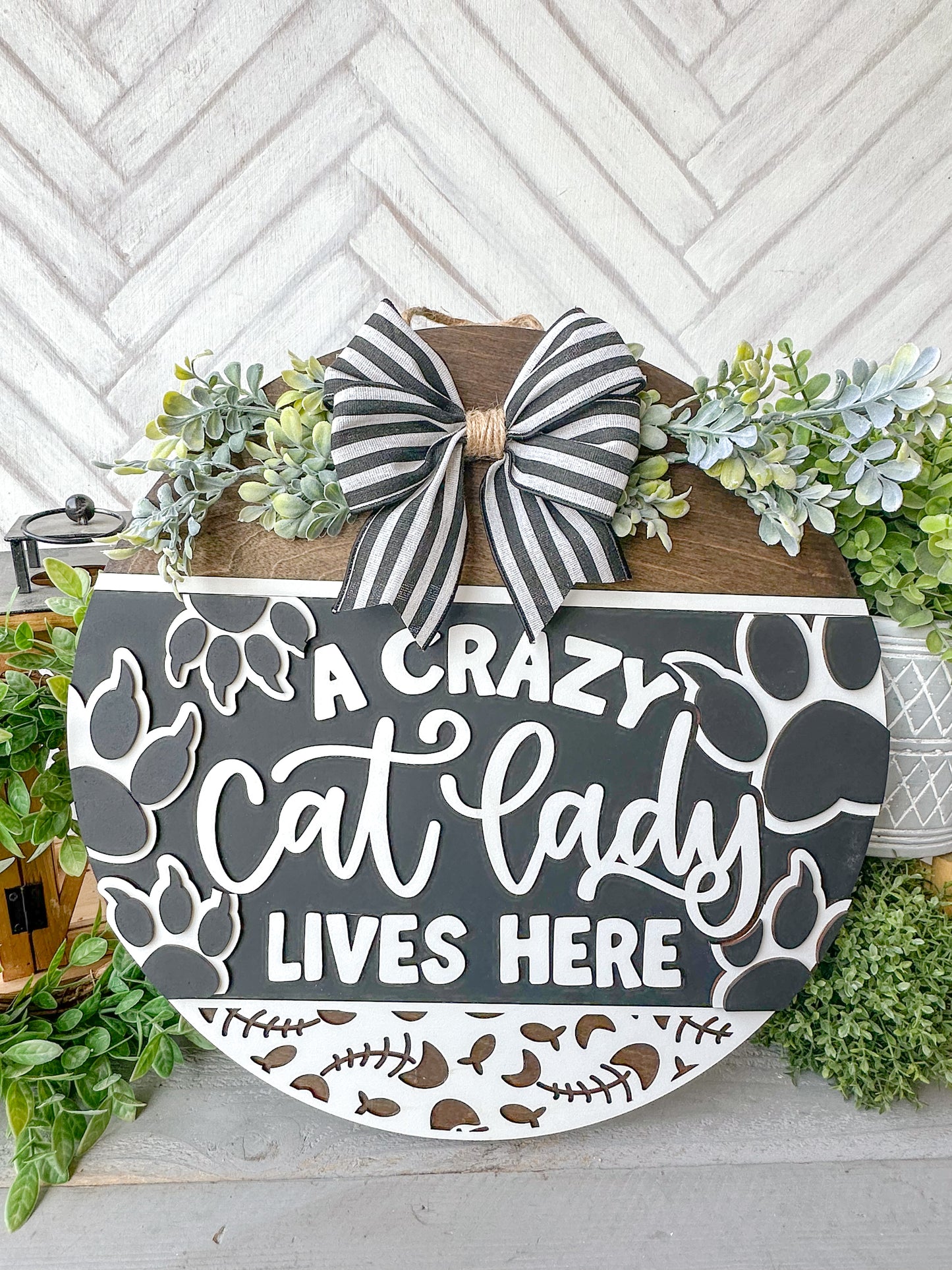 A crazy cat lady lives here 18’ door round